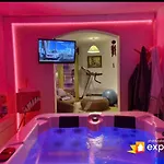 Avec Vue Panoramique Sauna Et La Piscine Chauffee De Debut Avril A Fin Octobre Apartament *